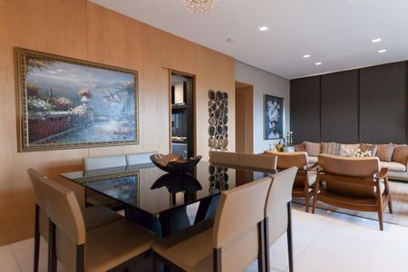 Apartamento à venda com 280m², 4 quartos e 5 vagas Apartamento à venda com 280m², 4 quartos e 5 vagasSala de Jantar