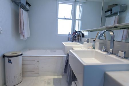 Apartamento à venda com 280m², 4 quartos e 5 vagas Apartamento à venda com 280m², 4 quartos e 5 vagasBanheiro da Suíte 3