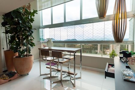 Apartamento à venda com 280m², 4 quartos e 5 vagas Apartamento à venda com 280m², 4 quartos e 5 vagasVaranda da Sala