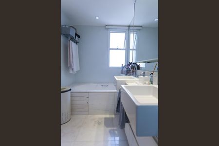 Apartamento à venda com 280m², 4 quartos e 5 vagas Apartamento à venda com 280m², 4 quartos e 5 vagasBanheiro da Suíte 3