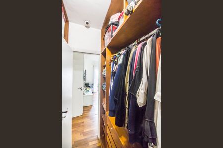 Casa de condomínio à venda com 290m², 3 quartos e 4 vagasCloset da suíte