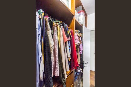 Casa de condomínio à venda com 290m², 3 quartos e 4 vagasCloset da suíte