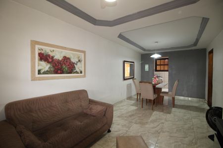 Casa à venda com 90m², 2 quartos e 2 vagasSala