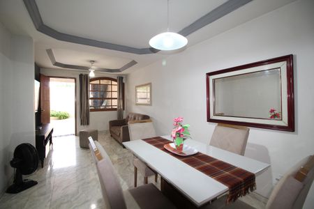 Casa à venda com 90m², 2 quartos e 2 vagasSala