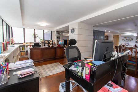 Apartamento para alugar com 240m², 4 quartos e 2 vagas Apartamento para alugar com 240m², 4 quartos e 2 vagasEscritório