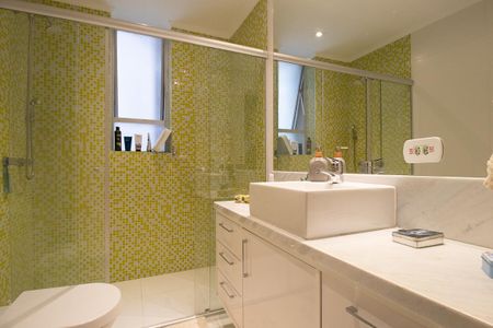 Apartamento para alugar com 240m², 4 quartos e 2 vagas Apartamento para alugar com 240m², 4 quartos e 2 vagasBanheiro da Suíte 1