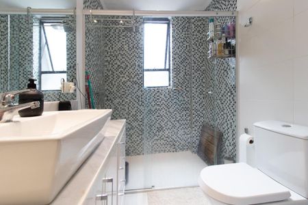 Apartamento para alugar com 240m², 4 quartos e 2 vagas Apartamento para alugar com 240m², 4 quartos e 2 vagasBanheiro da Suíte 3