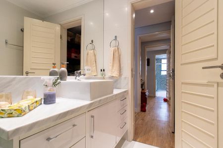 Apartamento para alugar com 240m², 4 quartos e 2 vagas Apartamento para alugar com 240m², 4 quartos e 2 vagasBanheiro da Suíte