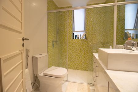 Apartamento para alugar com 240m², 4 quartos e 2 vagas Apartamento para alugar com 240m², 4 quartos e 2 vagasBanheiro da Suíte 1