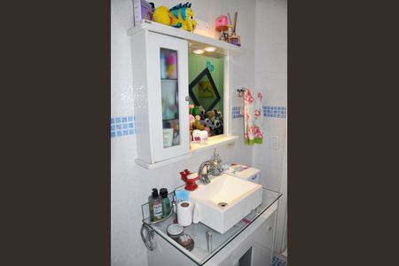 Casa à venda com 99m², 3 quartos e 2 vagas Casa à venda com 99m², 3 quartos e 2 vagasBanheiro Social