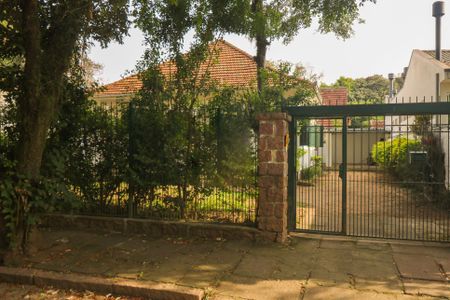 Casa à venda com 140m², 4 quartos e 4 vagas Casa à venda com 140m², 4 quartos e 4 vagasFachada