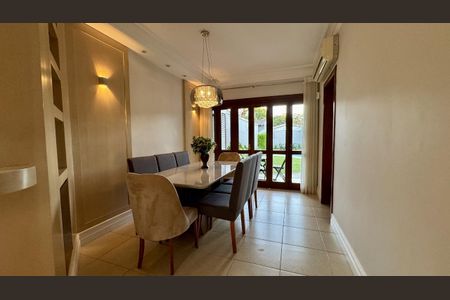 Casa à venda com 253m², 3 quartos e 4 vagasSala