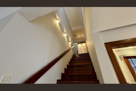 Casa à venda com 253m², 3 quartos e 4 vagasEscada