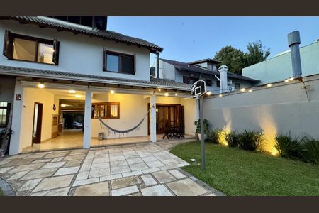 Casa à venda com 253m², 3 quartos e 4 vagasFachada
