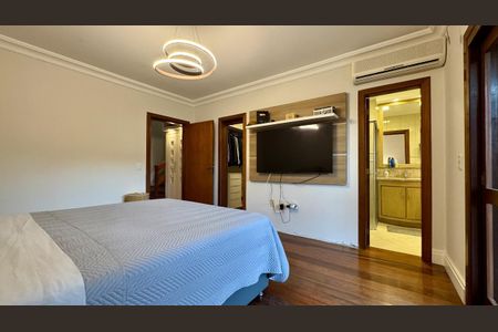 Casa à venda com 253m², 3 quartos e 4 vagasSuite