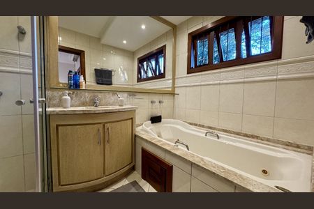 Casa à venda com 253m², 3 quartos e 4 vagasBanheiro da Suíte