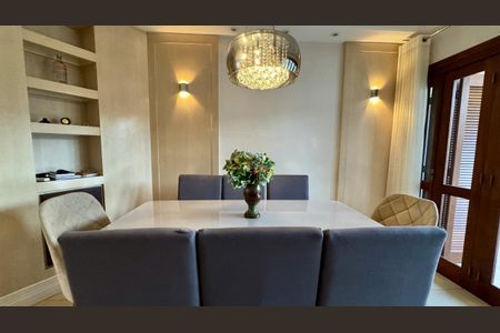 Casa à venda com 253m², 3 quartos e 4 vagasSala