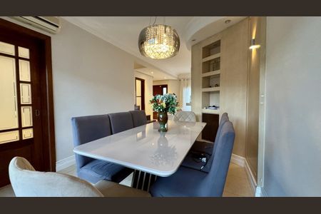 Casa à venda com 253m², 3 quartos e 4 vagasSala