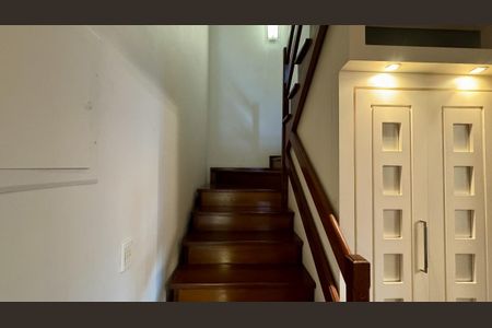 Casa à venda com 253m², 3 quartos e 4 vagasEscada