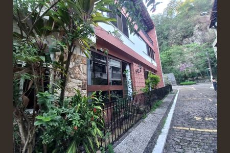 Casa de condomínio à venda com 400m², 6 quartos e 2 vagasFoto 01