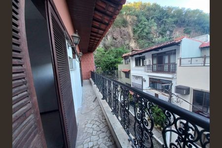 Casa de condomínio à venda com 400m², 6 quartos e 2 vagasFoto 01