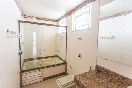 Casa à venda com 640m², 5 quartos e 4 vagasBanheiro da Suíte Principal