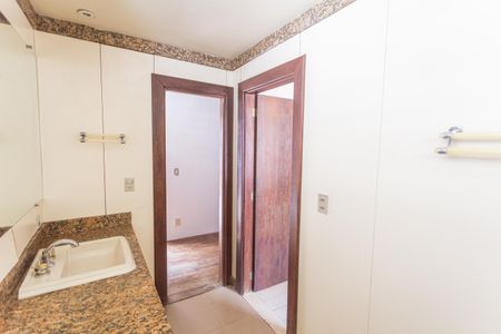 Casa à venda com 640m², 5 quartos e 4 vagasBanheiro da Suíte Principal