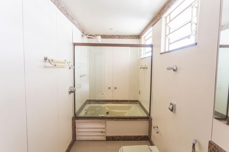 Casa à venda com 640m², 5 quartos e 4 vagasBanheiro da Suíte Principal