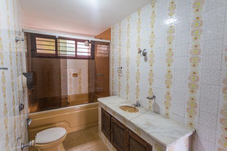 Casa à venda com 640m², 5 quartos e 4 vagasBanheiro Social 1 