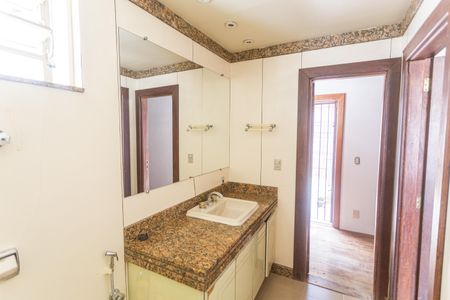 Casa à venda com 640m², 5 quartos e 4 vagasBanheiro da Suíte Principal