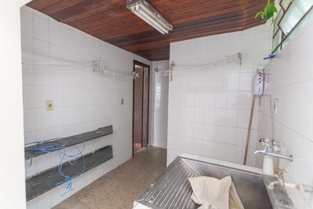 Casa à venda com 640m², 5 quartos e 4 vagasÁrea de Serviço no 2° Andar