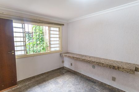 Casa à venda com 640m², 5 quartos e 4 vagasEscritório 