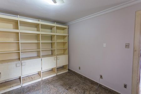 Casa à venda com 640m², 5 quartos e 4 vagasEscritório 