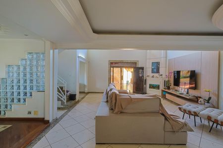 Casa à venda com 406m², 4 quartos e 3 vagasSala