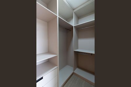 Casa de condomínio para alugar com 531m², 4 quartos e 4 vagas Casa de condomínio para alugar com 531m², 4 quartos e 4 vagasCloset Suíte 4