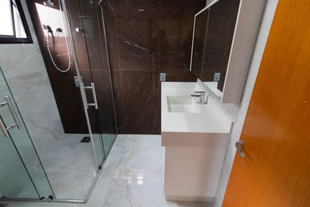 Casa de condomínio para alugar com 531m², 4 quartos e 4 vagas Casa de condomínio para alugar com 531m², 4 quartos e 4 vagasBanheiro Suíte 2