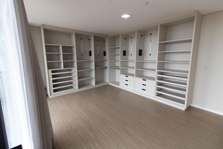 Casa de condomínio para alugar com 531m², 4 quartos e 4 vagas Casa de condomínio para alugar com 531m², 4 quartos e 4 vagasCloset Suíte 3