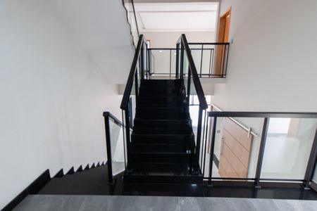 Casa de condomínio para alugar com 531m², 4 quartos e 4 vagas Casa de condomínio para alugar com 531m², 4 quartos e 4 vagasEscada acesso