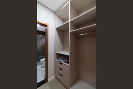 Casa de condomínio para alugar com 531m², 4 quartos e 4 vagas Casa de condomínio para alugar com 531m², 4 quartos e 4 vagasCloset Suíte 1