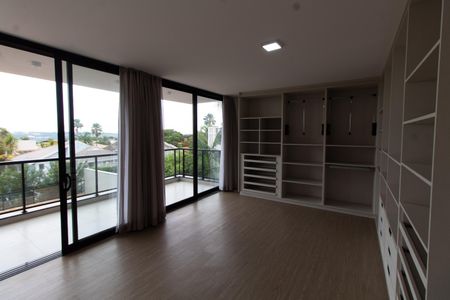 Casa de condomínio para alugar com 531m², 4 quartos e 4 vagas Casa de condomínio para alugar com 531m², 4 quartos e 4 vagasCloset Suíte 3