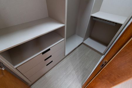 Casa de condomínio para alugar com 531m², 4 quartos e 4 vagas Casa de condomínio para alugar com 531m², 4 quartos e 4 vagasCloset Suíte 2