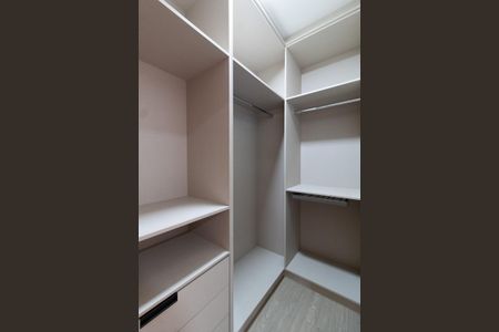 Casa de condomínio para alugar com 531m², 4 quartos e 4 vagas Casa de condomínio para alugar com 531m², 4 quartos e 4 vagasCloset Suíte 2