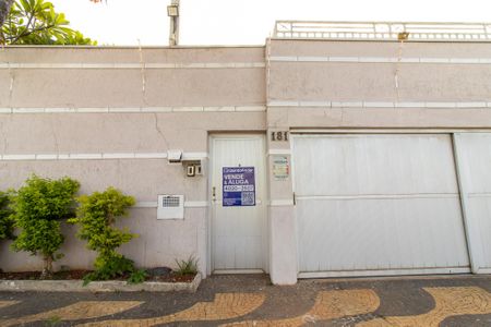 Casa à venda com 240m², 3 quartos e 2 vagasplaca