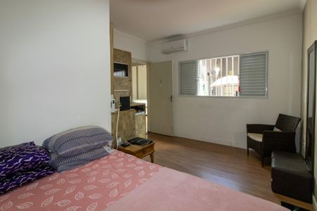 Casa à venda com 240m², 3 quartos e 2 vagasSuíte