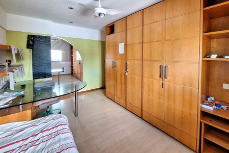 Apartamento à venda com 245m², 4 quartos e 2 vagas Apartamento à venda com 245m², 4 quartos e 2 vagasQuarto 2