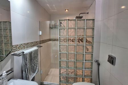 Apartamento à venda com 245m², 4 quartos e 2 vagas Apartamento à venda com 245m², 4 quartos e 2 vagasBanheiro da Suíte 1