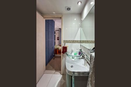 Apartamento à venda com 245m², 4 quartos e 2 vagas Apartamento à venda com 245m², 4 quartos e 2 vagasBanheiro da Suíte 1