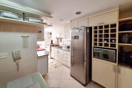 Apartamento à venda com 245m², 4 quartos e 2 vagas Apartamento à venda com 245m², 4 quartos e 2 vagasCozinha