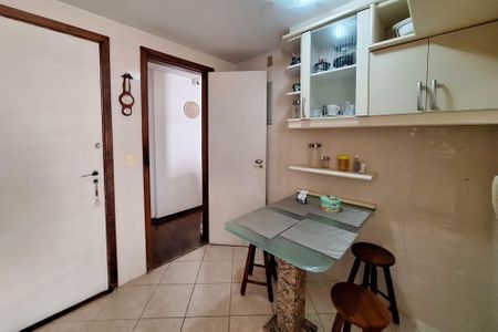 Apartamento à venda com 245m², 4 quartos e 2 vagas Apartamento à venda com 245m², 4 quartos e 2 vagasCozinha