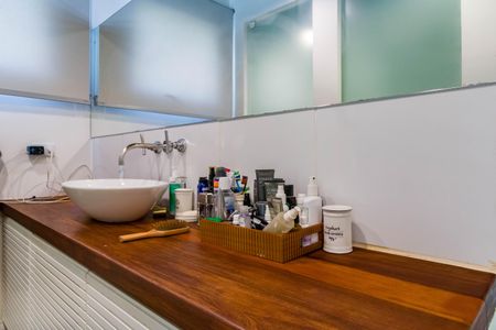 Casa à venda com 220m², 3 quartos e 4 vagas Casa à venda com 220m², 3 quartos e 4 vagasBanheiro Suíte 2